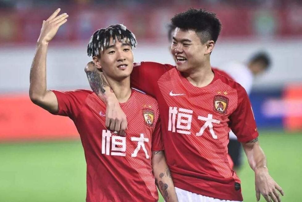 该记者报道称，一切得到确认，伊斯科将与贝蒂斯续约至2027年，这一消息首先由ABC报道。
